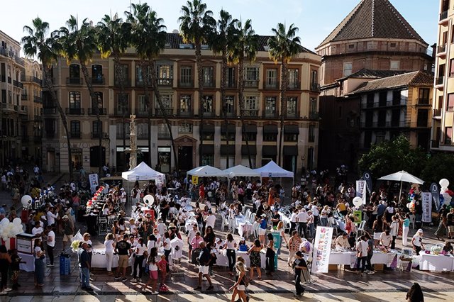 Fuertes y Hermosas reúne 2.000 personas en un centro de belleza solidario al aire libre en Málaga.