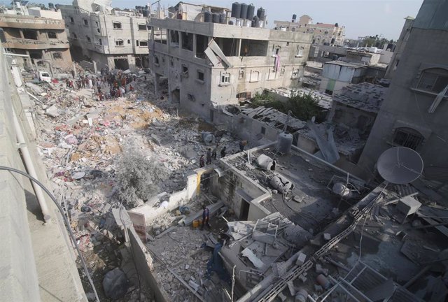 Escombros tras un bombardeo israelí en Ciudad de Gaza
