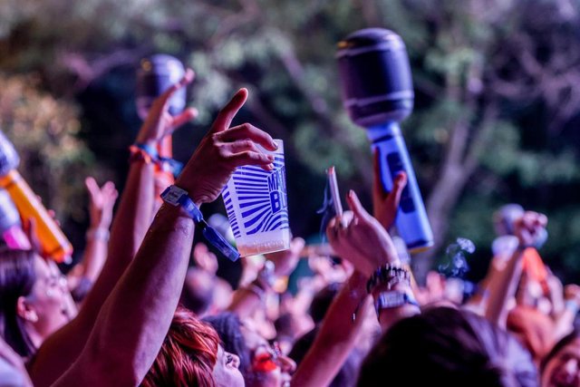 Ambiente durante la primera jornada del festival MadBlue, en el parque del Oeste, a 7 de octubre de 2023, en Madrid (España).