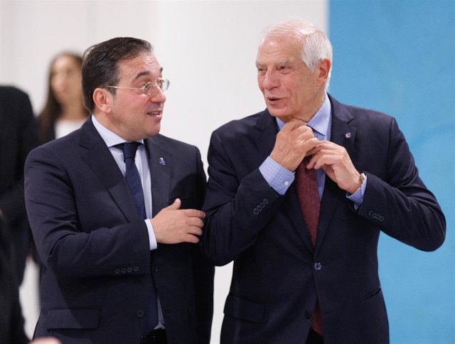 El ministro de Asuntos Exteriores, Unión Europea y Cooperación en funciones, José Manuel Albares (i), y el Alto Representante de la Unión para Asuntos Exteriores y Política de Seguridad y Vicepresidente de la Comisión Europea, Josep Borrell (d)