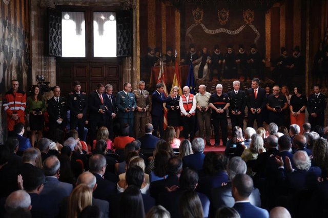 El 'president' de la Generalitat, Carlos Mazón, junto con los premiados en los Premis 9 d'Octubre