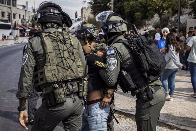 Archivo - FILED - 08 October 2022, Israel, Jerusalem: Israeli policemen arrest a Palestinian following a parade organized to mark "Mawlid", the birthday of Islam's Prophet Muhammad. 