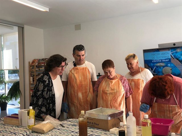 La consellera de Familias y Asuntos Sociales, Catalina Cirer, en el centro ocupacional Sa Riera para personas con transtornos mentales.