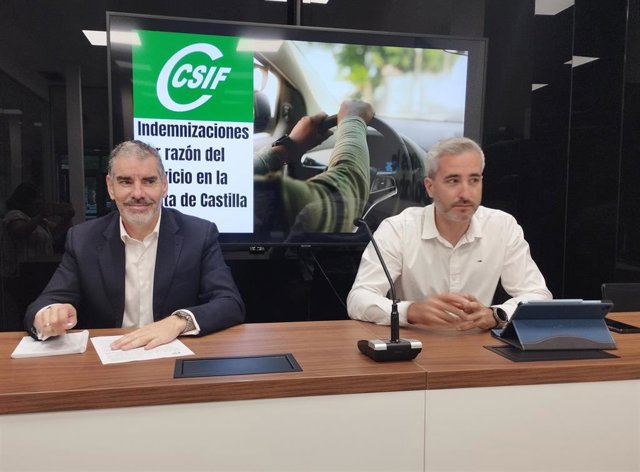 Benjamín Castro  (izda) y Rodrigo Molledo, responsables de CSIF, durante la presentación del estudio económico sobre indemnizaciones de la Junta a sus empleados por kilometraje.
