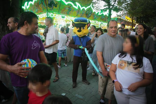 Una persona disfrazada de Chase, de la Patrulla Canina, en el recinto de las fiestas de San Froilán, el pasado sábado por la tarde en Lugo.
