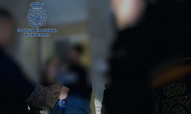 Momento en el que el padre entrega al bebé en presencia de la Policía Nacional en Sevilla.