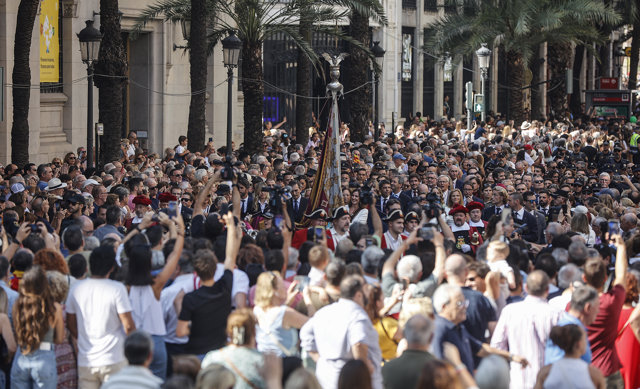 Ambiente durante la procesión cívica con motivo del 9 d’Octubre, en el exterior del ayuntamiento, a 9 de octubre de 2023, en Valencia, Comunidad Valenciana (España).