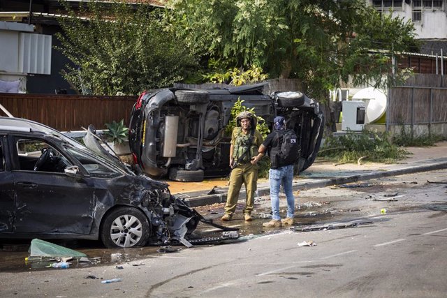 Un soldado y un policía israelí en la localidad de Sderot tras el ataque de Hamás