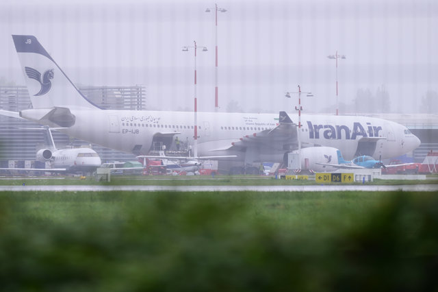 09 October 2023, Hamburg: An Iran Air aircraft stands at Hamburg Airport. Due to a threat of an attack on an Iranian aircraft from Tehran, flight operations at Hamburg Airport have been completely suspended. Photo: Jonas Walzberg/dpa