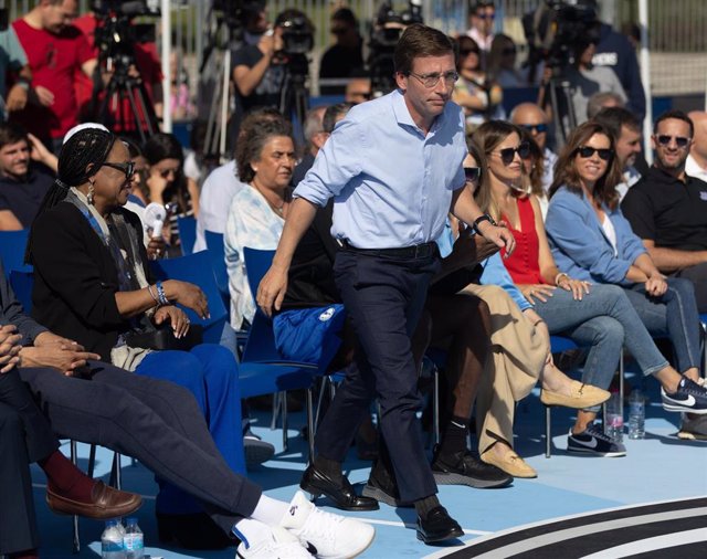 El alcalde de Madrid, José Luis Martínez-Almeida, juega al baloncesto durante su visita de dos pistas de baloncesto ubicadas en la Instalación Básica Deportiva (IDB) Rodríguez Sahagún II 'Los Pinos'