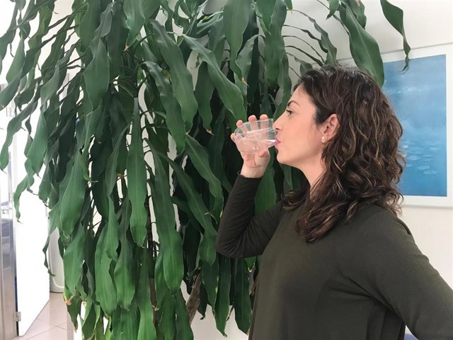 Archivo - Recurso de una mujer bebiendo un vaso de agua.