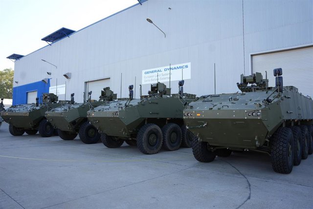 Demostración dinámica de los primeros Vehículos de Combate de Zapadores (VCZAP) “Castor” y Vehículos de Combate de Ruedas (VCR) 8x8 Dragón, que ha presenciado la ministra de Defensa, Margarita Robles, en la Fábrica de Santa Bárbara Sistemas, a 09 de octub