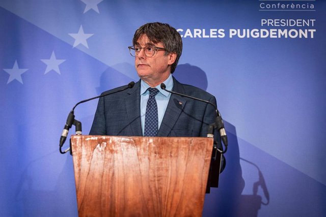 Archivo - El expresidente de la Generalitat y eurodiputado de Junts, Carles Puigdemont, ofrece una rueda de prensa durante la conferencia inaugural de las jornadas interparlamentarias de Junts per Catalunya, en el Hotel Thon EU, a 5 de septiembre de 2023,