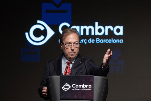El nuevo presidente de la Cámara de Comercio, Josep Santacreu, interviene durante el pleno de la Cámara de Comercio este lunes.