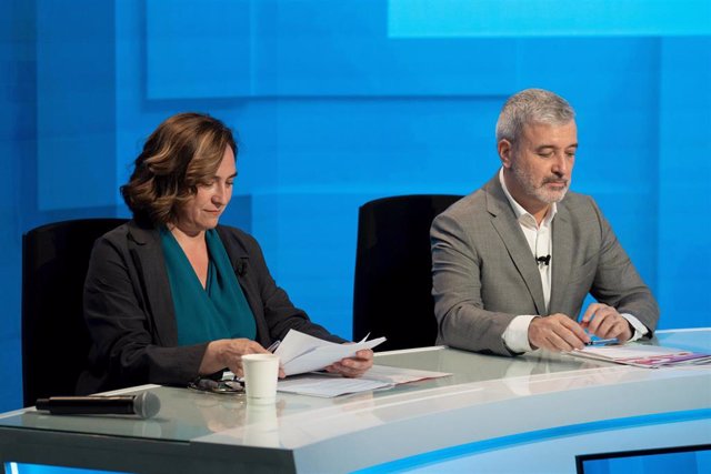 Archivo - La líder de BComú, Ada Colau, y el alcalde, Jaume Collboni, en un debate electoral durante la campaña del 28M.