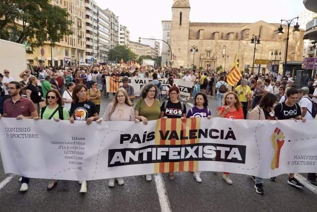 Manifestantes el 9 d'Octubre de 2023 en València