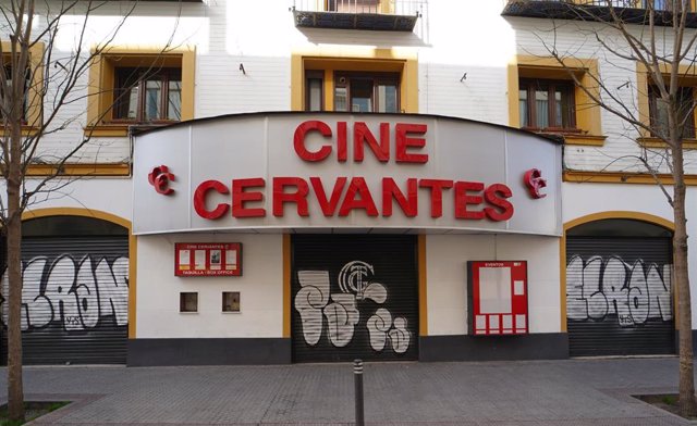 Archivo - Fachada principal del cine Cervantes, en la calle Amor de Dios.
