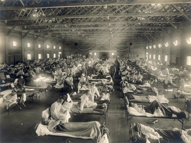 Un hospital de urgencias en Camp Funston, Kansas, durante la pandemia de gripe de 1918.  Wikimedia Commons