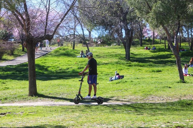 Archivo - Un hombre montando en patinete en la Casa de Campo, a 19 de marzo de 2023, en Madrid (España). A falta de un día para que comience la primavera, el lunes 20 de marzo, los madrileños han salido a disfrutar del buen tiempo en terrazas y parques. S