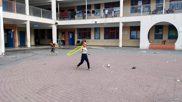 Niños palestinos se refugian en una escuela gestionada por Naciones Unidas en la Franja de Gaza ante los bombardeos de Israel tras la ofensiva de Hamás desde el enclave palestino