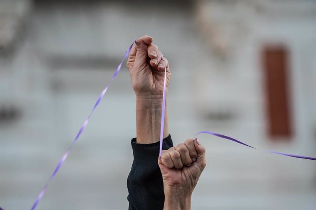 Varias personas sostienen un hilo morado durante una concentración contra la violencia machista convocada por el Foro de Madrid Contra la Violencia hacia las Mujeres, en la Puerta del Sol, a 25 de septiembre de 2023, en Madrid (España).