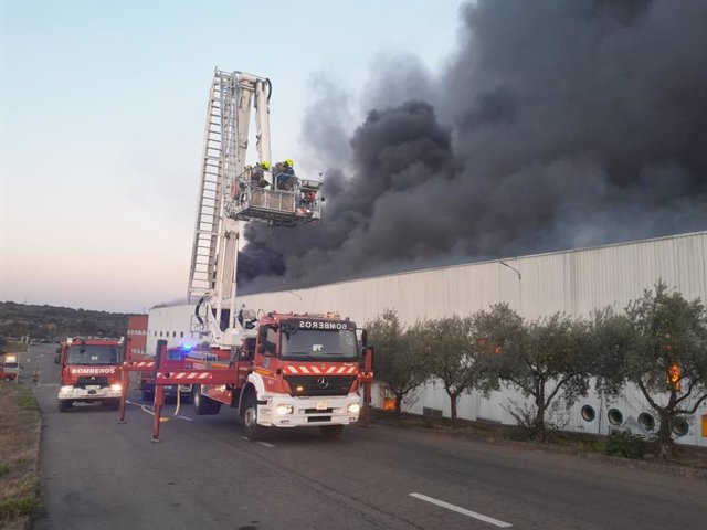 Un camión de bomberos trabaja para sofocar las llamas en Acenorca.