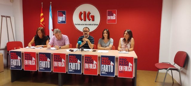 Rueda de prensa de CIG-Ensino, con el secretario nacional, Suso Bermello, en el centro.