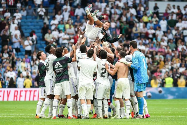 Archivo - Eden Hazard manteado por sus compañeros del Real Madrid