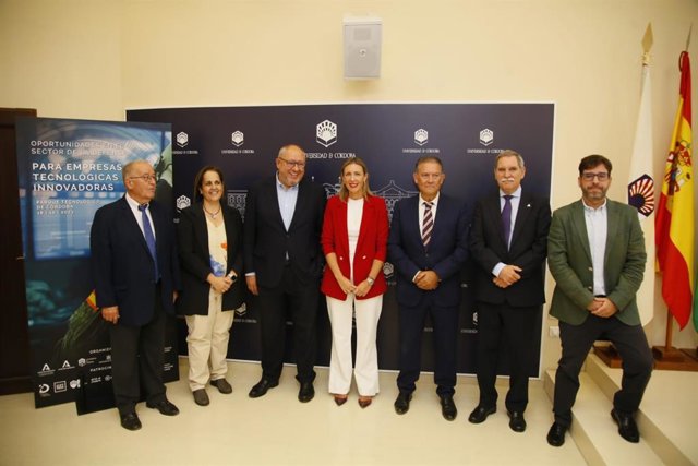 La viceconsejera de Universidad, Investigación e Innovación, Lorena Garrido (centro), en la presentación de las jornadas de Defensa.