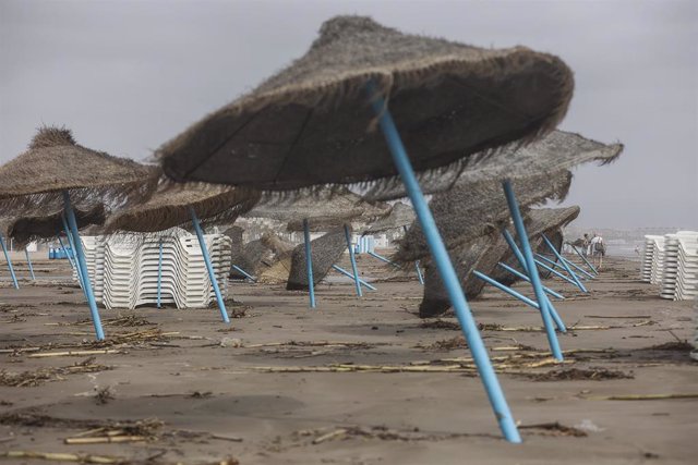 Archivo - Playa de la Malvarrosa afectada por fuertes rachas de viento provocadas por la DANA, a 4 de septiembre de 2023