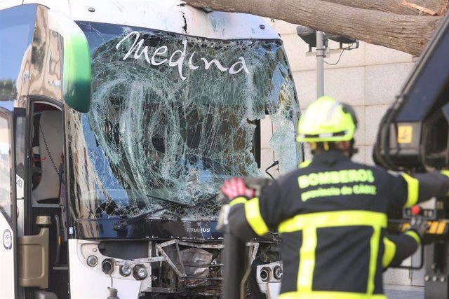 Imagen del autobús que perdió el control a la entrada de Cádiz causando tres fallecidos y dos heridos, a 09 de octubre del 2023 en Cádiz (Andalucía, España). 