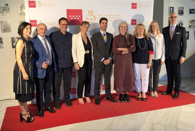 En el centro, Emilio Viciana, junto a María Pagés (a su izquierda) en la inauguración del curso en el Real Conservatorio Mariemma.
