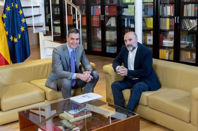 El presidente del Gobierno en funciones, Pedro Sánchez (i), se reúne con el diputado de BNG Néstor Rego (d), durante su ronda de contactos para su investidura.
