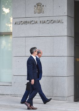 El exseleccionador Jorge Vilda (i) llega a la Audiencia Nacional para tomar declaración como investigado, a 10 de octubre de 2023, en Madrid (España). El juez de la Audiencia Nacional que investiga al expresidente de la Real Federación Española de Fútbol 