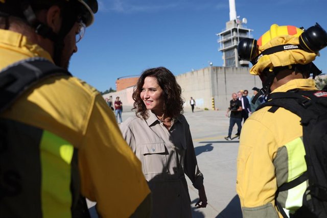 La presidenta de la Comunidad, Isabel Díaz Ayuso, saluda a personal de la Agencia de Seguridad y Emergencias Madrid durante la presentación del balance de la campaña anual del Plan Especial de Protección Civil Contra Incendios Forestales de la región (INF