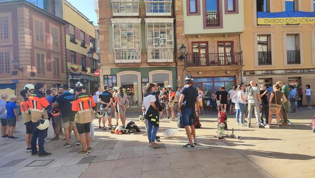 Bomberos y Policías Locales de Oviedo se reúnen frente al Ayuntamiento.