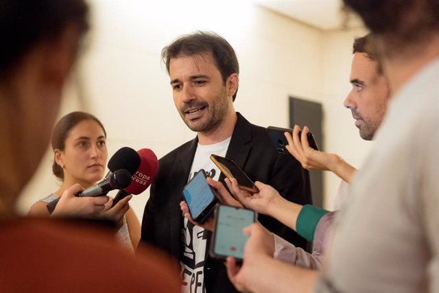 El portavoz de Podemos Javier Sánchez Serna, ofrece declaraciones a los medios durante el acto de bienvenida a las jornadas Study Days, en el Congreso de los Diputados, a 10 de octubre de 2023, en Madrid (España). 