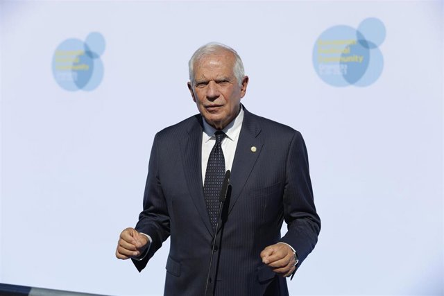 El alto representante de la UE para Asuntos Exteriores y Política de Seguridad y vicepresidente de la Comisión Europea, Josep Borrell,  a su llegada al Palacio de Congresos de Granada para participar en la cumbre de la Comunidad Política Europea (CPE)