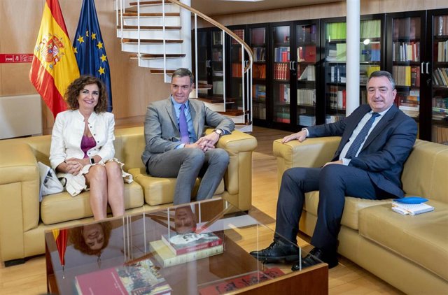 (I-D) La ministra de Hacienda y Función Pública en funciones, María Jesús Montero, y el presidente del Gobierno en funciones, Pedro Sánchez, se reúnen con el portavoz del PNV en el Congreso, Aitor Esteban.