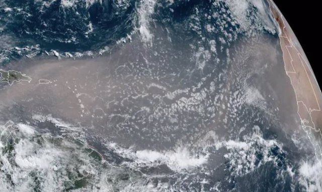 Nube de polvo africana sobre el Océano Atlántico vista por el satélite GOES-17 el 22 de junio de 2020.