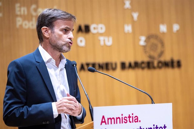 El exdiputado de En Comú Podem Jaume Asens interviene durante el acto de Sumar-Comuns para presentar su dictamen jurídico sobre la amnistía, en el Ateneo de Barcelona, a 10 de octubre de 2023, en Barcelona, Catalunya (España).  