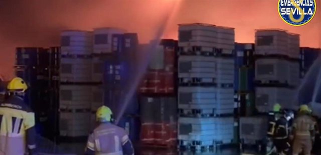 Efectivos de los Bomberos trabajando en la nave de reciclaje siniestrada.