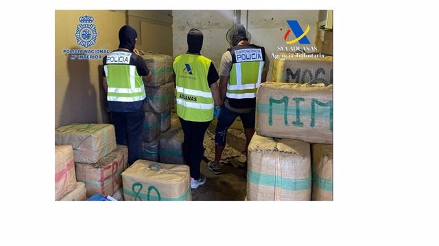 Agentes se incautan de 2.200 kilos de hachís en una casa de campo en una pedanía de Las Cabezas de San Juan.