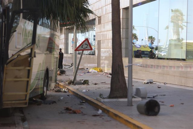 Imagen del autobús que causó tres fallecidos en el acto en un accidente en la entrada de Cádiz.