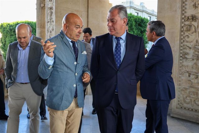 El alcalde de Sevilla, José Luis Sanz, con la presidenta del Parlamento europeo,  Roberta Metsola
