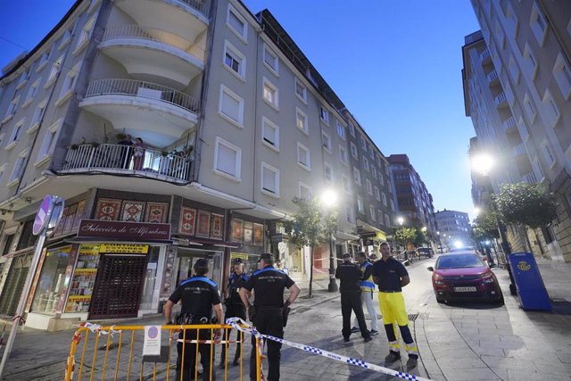 Agentes de Policía Local en las inmediaciones del edificio donde se ha producido el fuego.