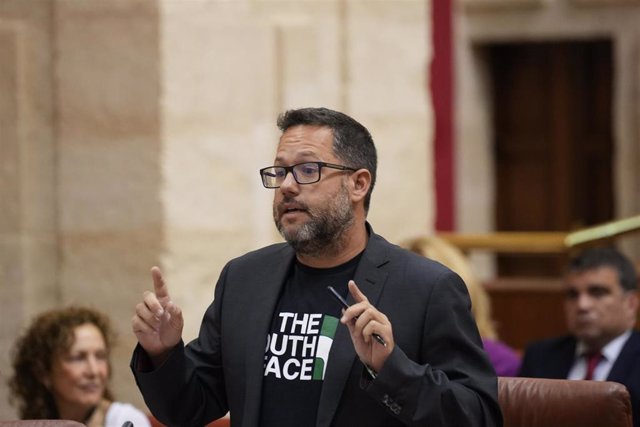 El portavoz de Adelante Andalucía, José Ignacio García, este miércoles en el Pleno del Parlamento en su pregunta al presidente de la Junta, Juanma Moreno.