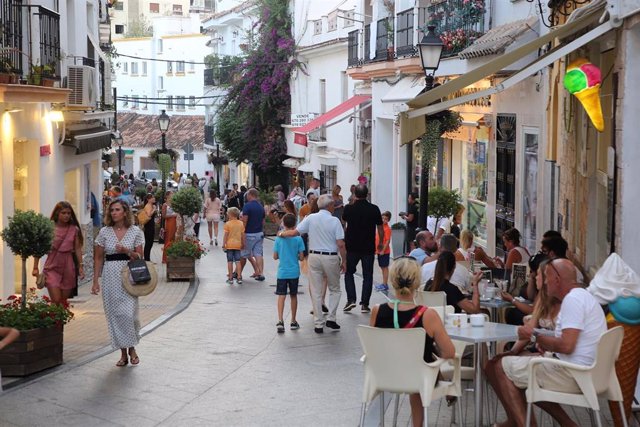 Archivo - Turistas en Marbella (Foto de archivo).