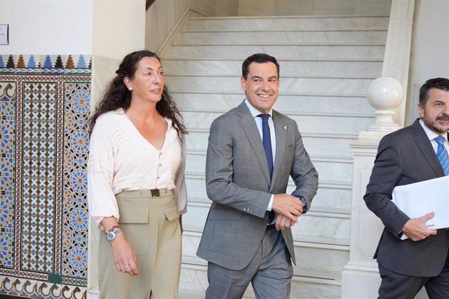 El presidente de la Junta de Andalucía, Juanma Moreno, en el Parlamento andaluz junto a la consejera de Inclusión Social, Juventud, Familias e Igualdad, Loles López.