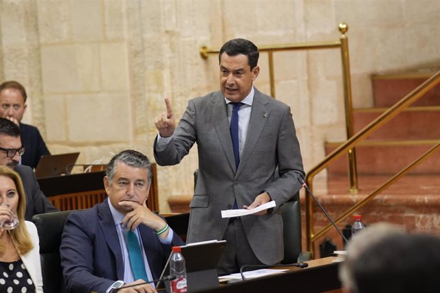 El presidente de la Junta de Andalucía, Juanma Moreno, este miércoles, ante el Pleno del Parlamento